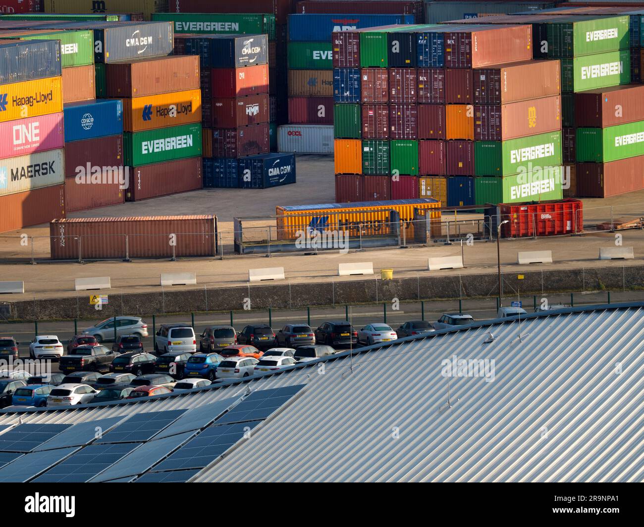 Guardando verso il basso da una nave da crociera ormeggiata sul tetto curvo del terminal crociere Horizon di Southampton, in Inghilterra, mostra un modello astratto di energia solare Foto Stock