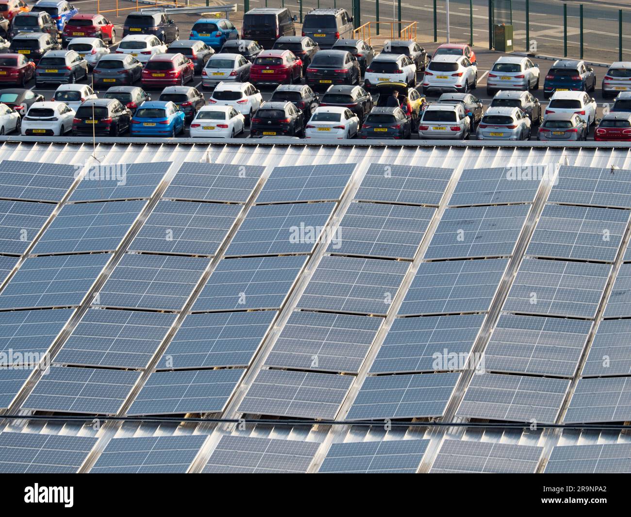 Guardando verso il basso da una nave da crociera ormeggiata sul tetto curvo del terminal crociere Horizon di Southampton, in Inghilterra, mostra un modello astratto di energia solare Foto Stock