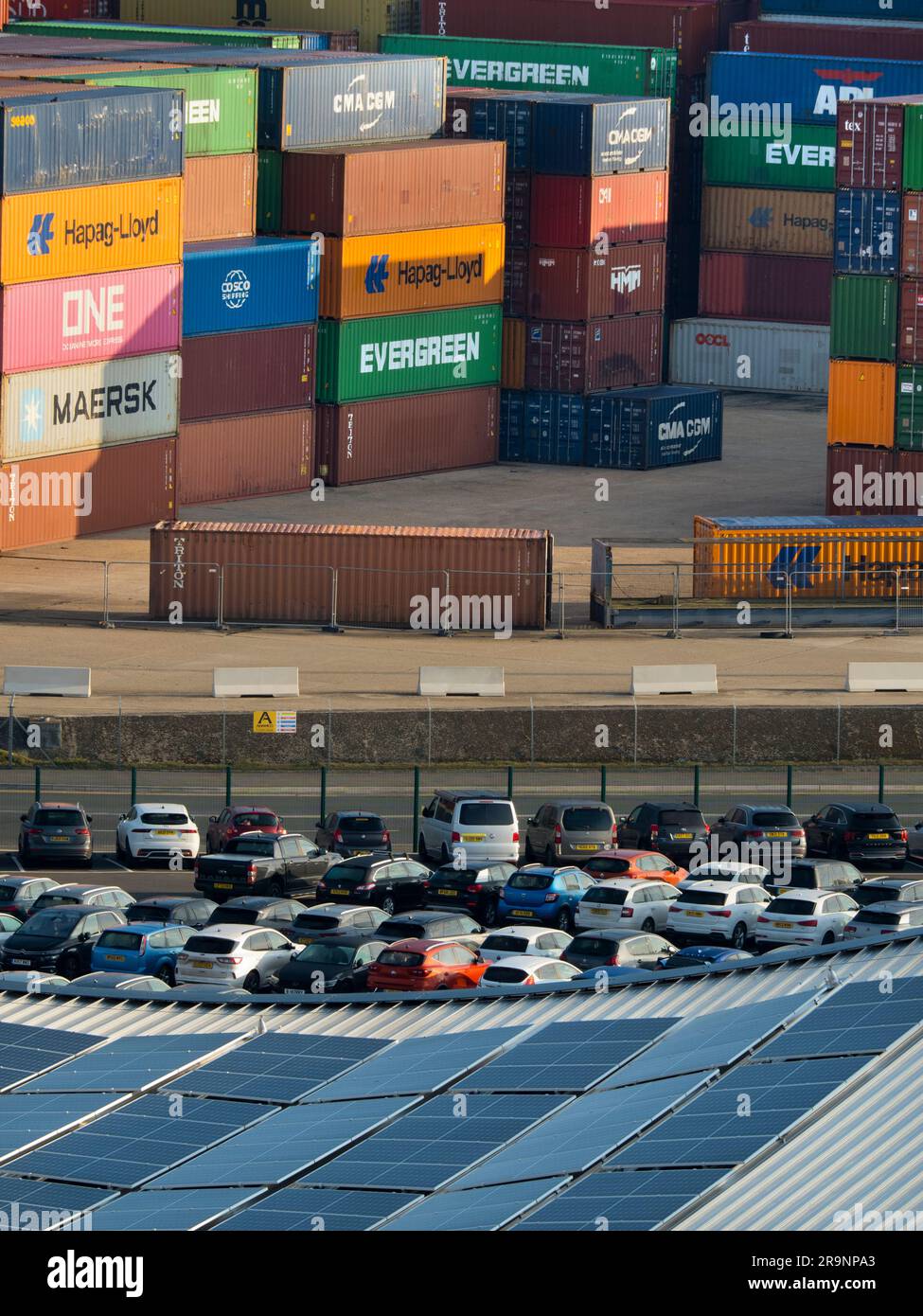 Guardando verso il basso da una nave da crociera ormeggiata sul tetto curvo del terminal crociere Horizon di Southampton, in Inghilterra, mostra un modello astratto di energia solare Foto Stock