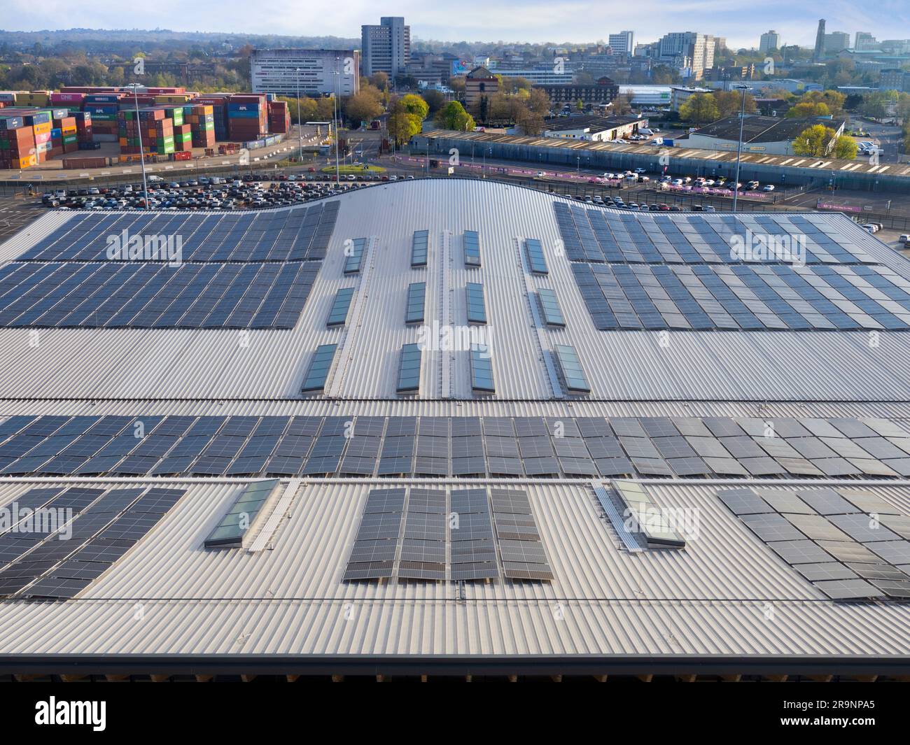 Guardando verso il basso da una nave da crociera ormeggiata sul tetto curvo del terminal crociere Horizon di Southampton, in Inghilterra, mostra un modello astratto di energia solare Foto Stock