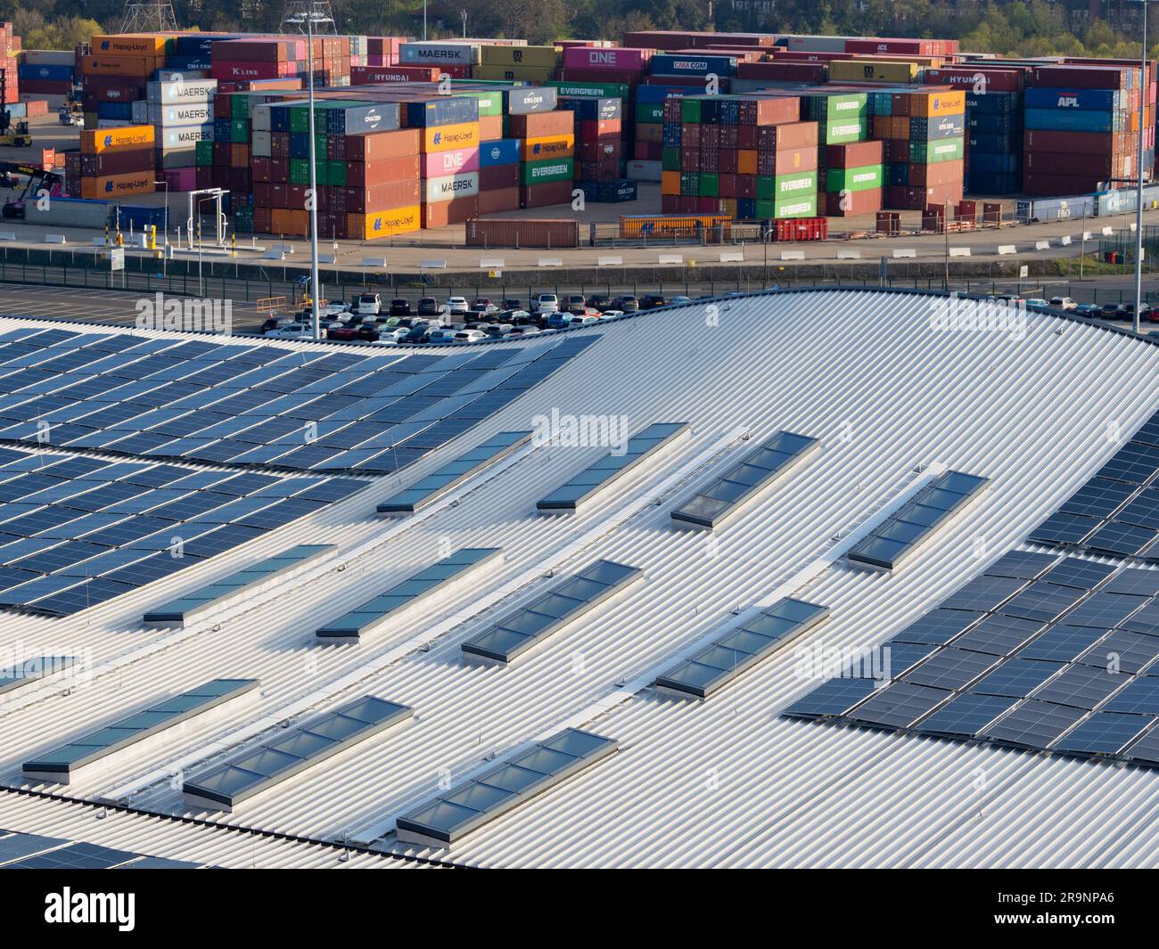 Guardando verso il basso da una nave da crociera ormeggiata sul tetto curvo del terminal crociere Horizon di Southampton, in Inghilterra, mostra un modello astratto di energia solare Foto Stock