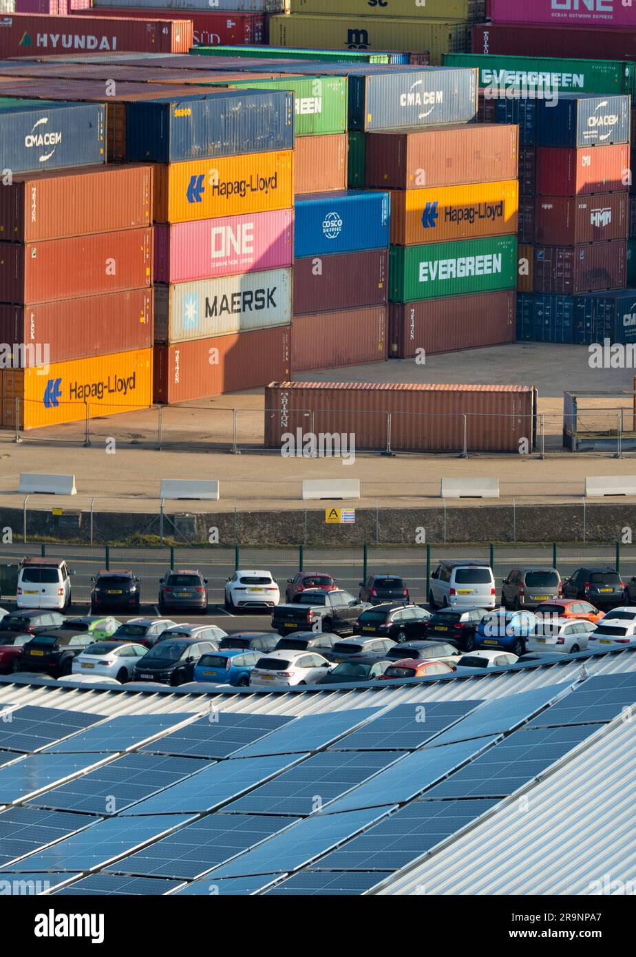 Guardando verso il basso da una nave da crociera ormeggiata sul tetto curvo del terminal crociere Horizon di Southampton, in Inghilterra, mostra un modello astratto di energia solare Foto Stock