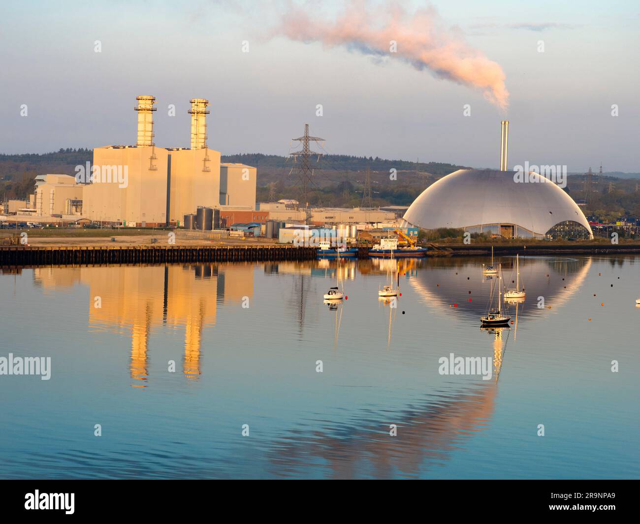 Il surreale e scintillante blob qui di Southampton Water è Marchwood ERF, un moderno impianto di incenerimento dei rifiuti all'avanguardia (rifiuti in energia) a Mar Foto Stock