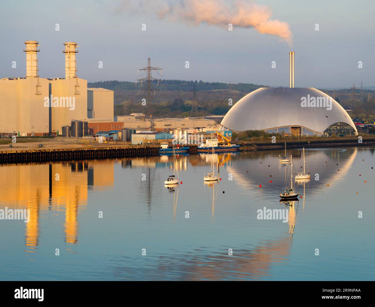 Il surreale e scintillante blob qui di Southampton Water è Marchwood ERF, un moderno impianto di incenerimento dei rifiuti all'avanguardia (rifiuti in energia) a Mar Foto Stock