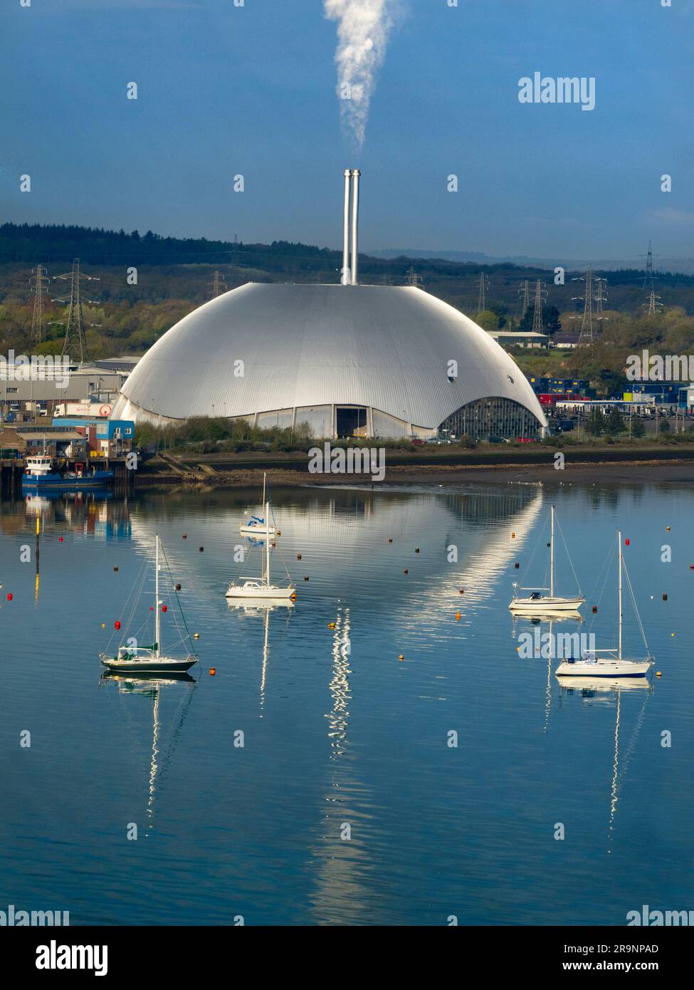 Il surreale e scintillante blob visto qui da Southampton Water è Marchwood ERF, un moderno impianto di incenerimento dei rifiuti all'avanguardia (rifiuti in energia) i Foto Stock