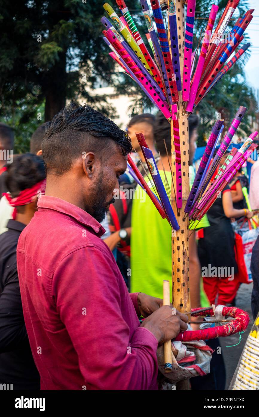 19 ottobre 2022, Dehradun, Uttarakhand, India. Un venditore ambulante che vende flauti di bambù durante la fiera del festival Dussehra. Foto Stock