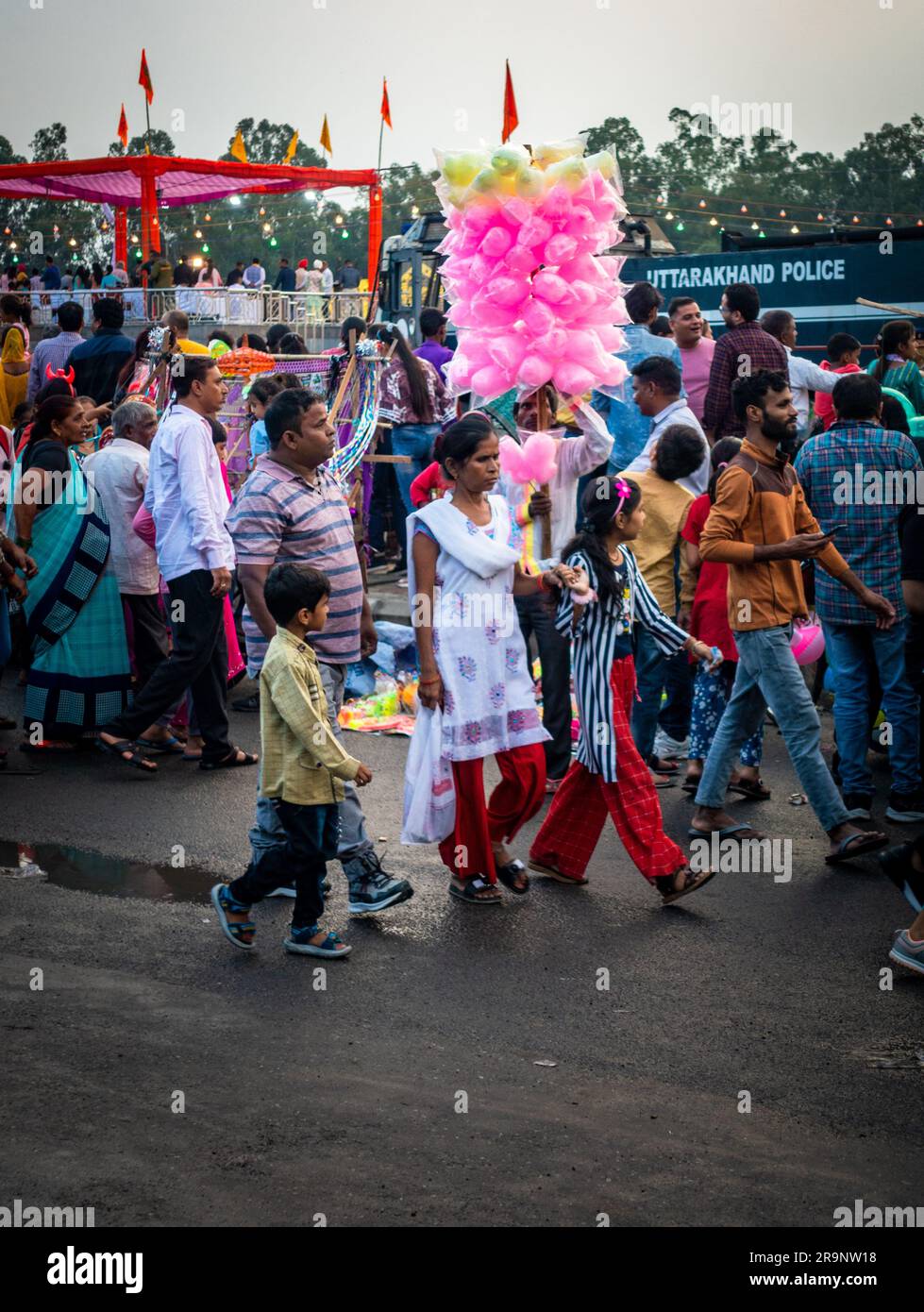 19 ottobre 2022, Dehradun, Uttarakhand, India. Una madre indiana che porta i suoi figli a una fiera del festival. Foto Stock