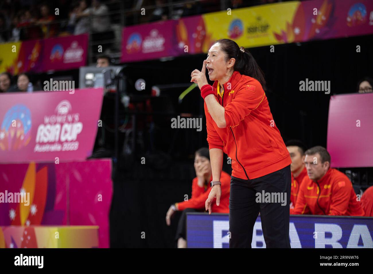 Sydney, Australia. 28 giugno 2023. L'allenatore cinese Zheng Wei gestisce durante la partita di gruppo contro la Corea del Sud alla FIBA Women's Asia Cup 2023 a Sydney, Australia, il 28 giugno 2023. Credito: HU Jingchen/Xinhua/Alamy Live News Foto Stock