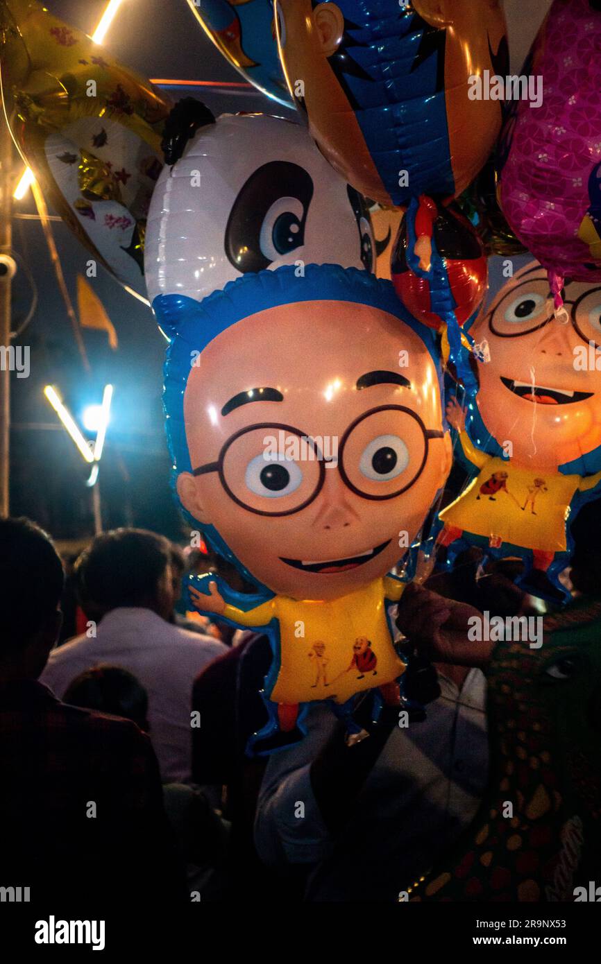 19 ottobre 2022, Dehradun, Uttarakhand, India. Palloncino giocattolo morbido con volto umano in una fiera. Fiera del festival di Dussehra. Foto Stock