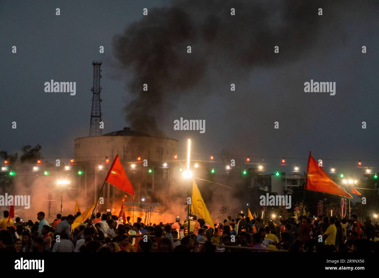 19 ottobre 2022, Dehradun, Uttarakhand, India. Bandiere dello zafferano che sventolano durante la fiera del festival di Dussehra con gente intorno e fiamme. Foto Stock