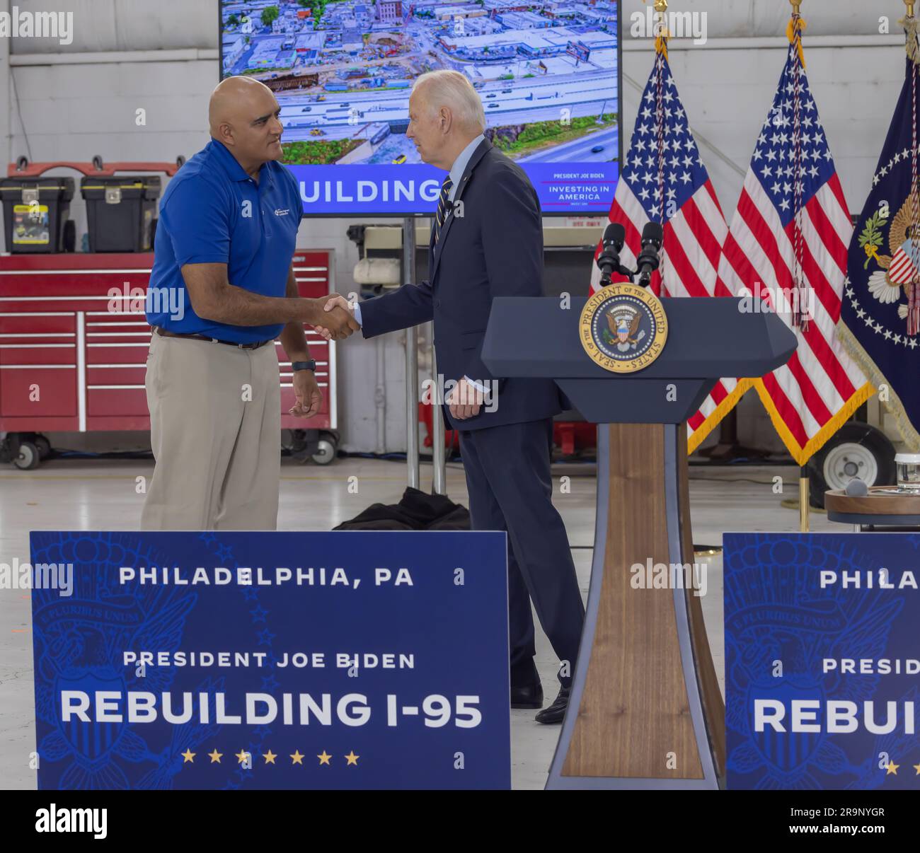 Philadelphia, Pa. – 17 giugno 2023: Il presidente Joe Biden saluta Shailen Bhatt, Amministratore della Federal Highway Administration, in un briefing. Foto Stock