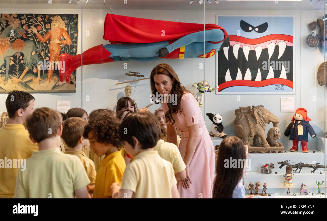 La Principessa del Galles, patrona dei V&A, durante una visita per aprire la Young V&A a Bethnal Green, nella zona est di Londra, prima della sua apertura al pubblico il sabato. Data foto: Mercoledì 28 giugno 2023. Foto Stock