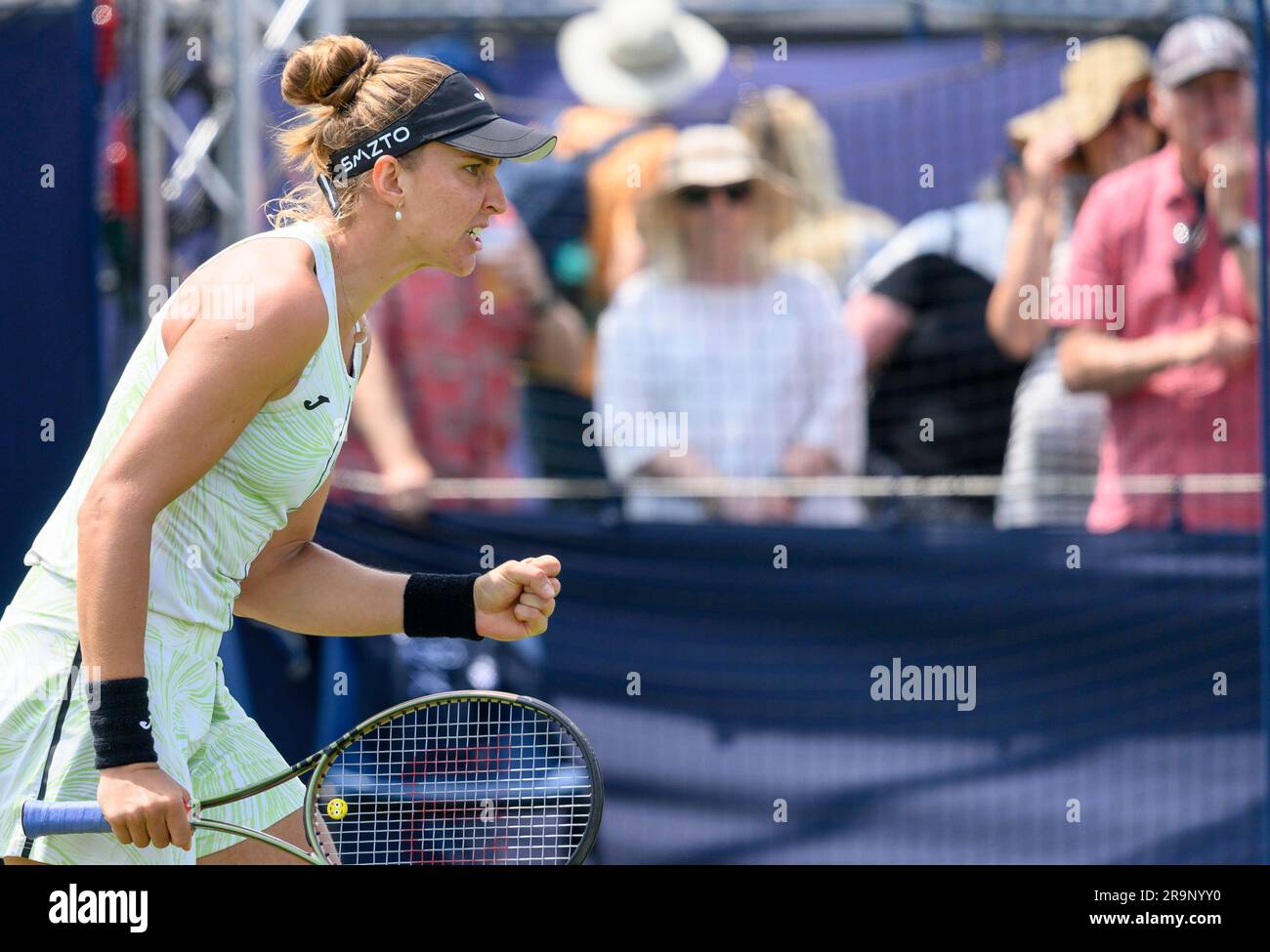 Beatriz Haddad Maia (BRA) gioca il secondo giorno del Rothesay International, al Devonshire Park, Eastbourne, Regno Unito, il 27 giugno 2023. Foto Stock