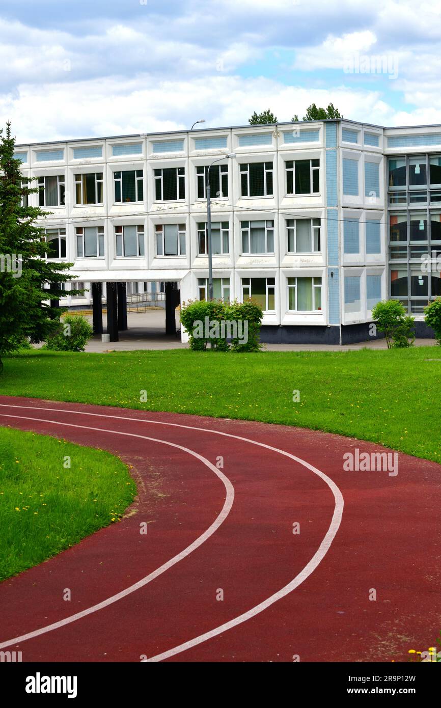 Mosca, Russia - 1° maggio. 2020. Scuola statale completa con un complesso di giochi a Zelenograd Foto Stock