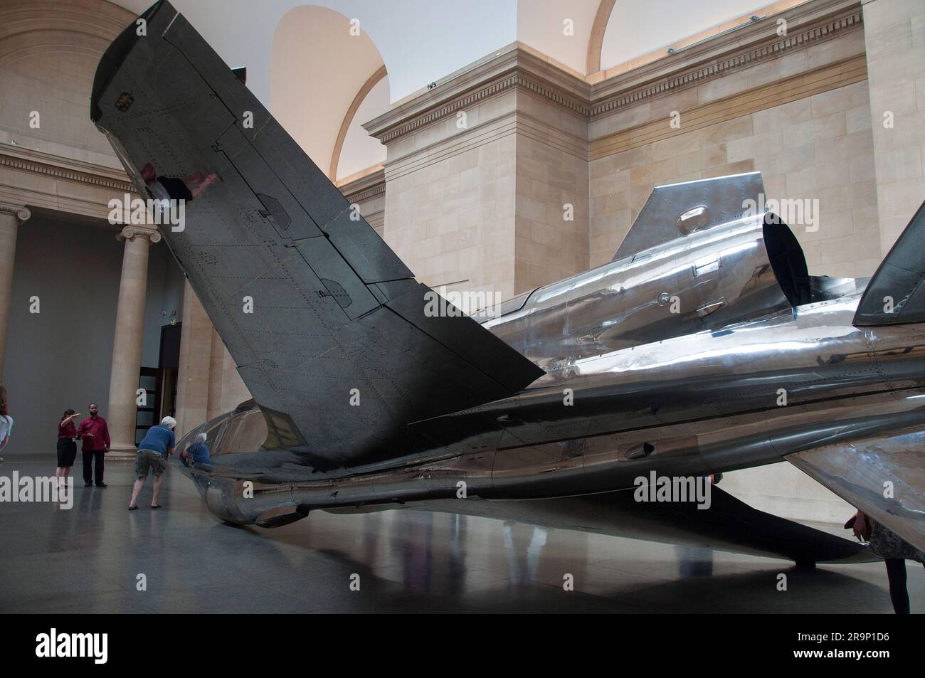 Mirrored Jaguar Aircraft - parte della Tate Britain 2010 Duveens Commission di Fiona Banner Foto Stock