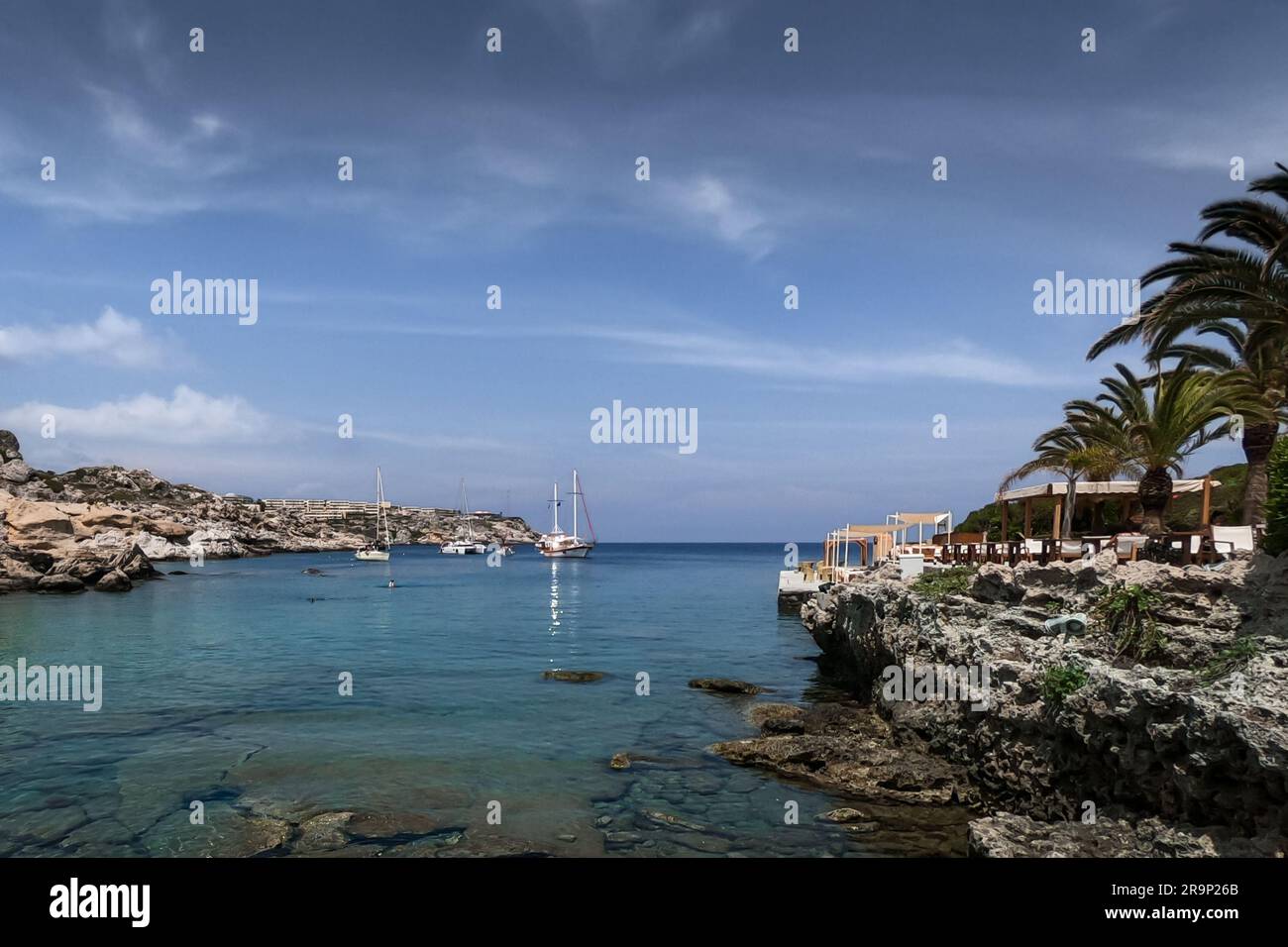 Rodi, Grecia - 27 maggio 2023: Paesaggio panoramico della costa marittima a Kalithea, Rodi, Grecia. Barche a vela nella baia. Foto Stock