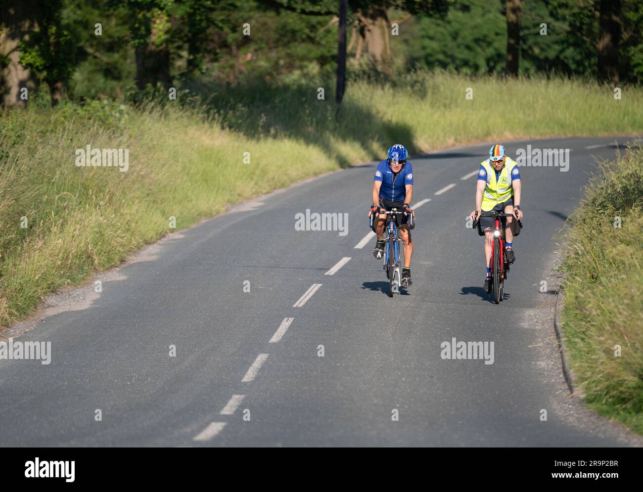 Due cicloturisti in gita serale estiva a Bashall Eaves, Lancashire, Regno Unito. Foto Stock