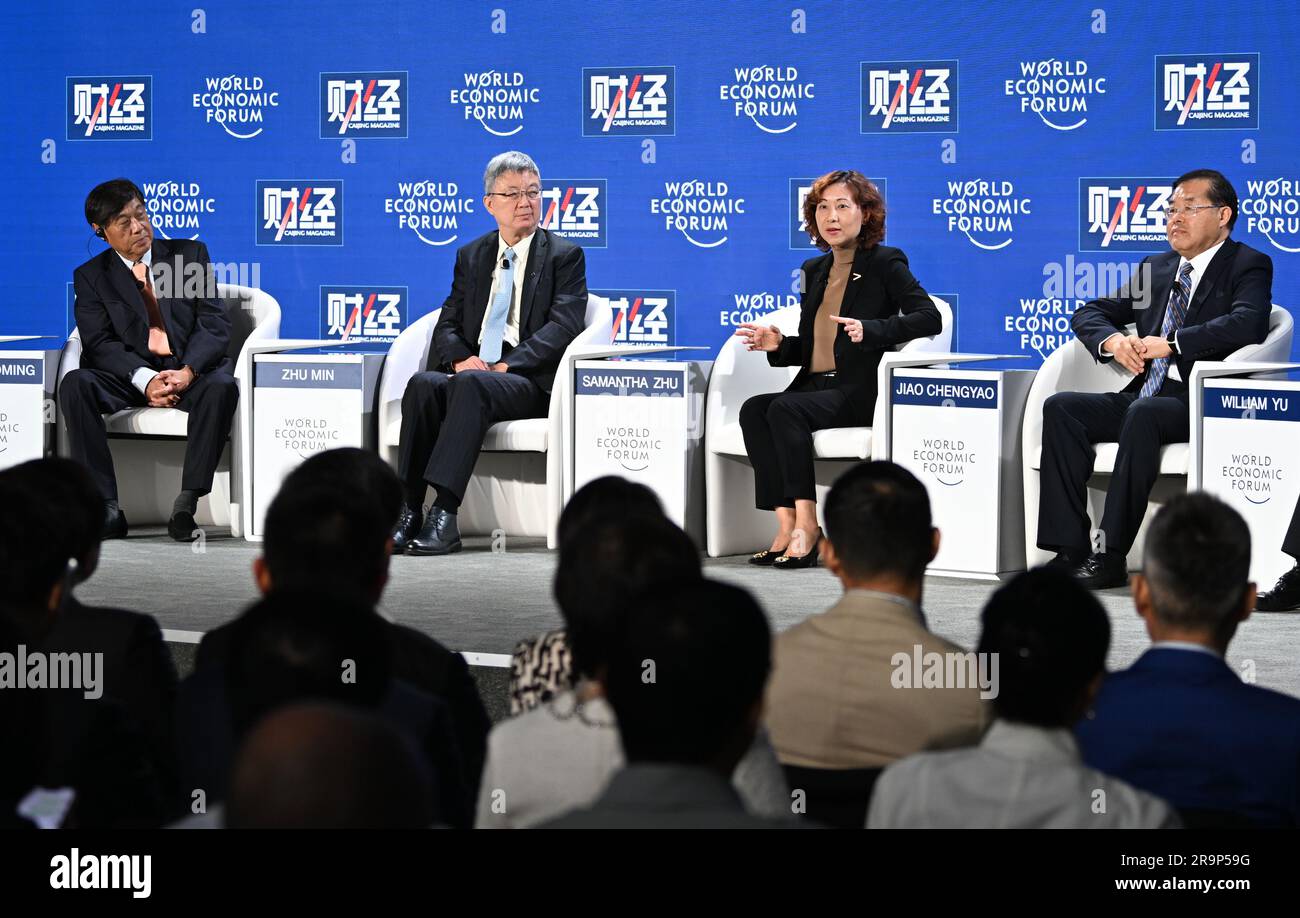 Tianjin, la municipalità cinese di Tianjin. 28 giugno 2023. Samantha Zhu (2nd R), presidente di Accenture e responsabile dell'unità di mercato per la grande Cina, parla A una sessione dal titolo "A New Blueprint for Digital China" durante il 14 ° incontro annuale dei nuovi campioni, noto anche come Summer Davos, nel comune di Tianjin, nella Cina settentrionale, il 28 giugno 2023. Crediti: Sun Fanyue/Xinhua/Alamy Live News Foto Stock