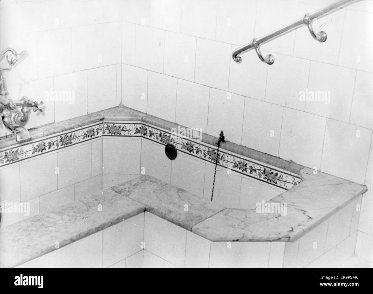 Bagno, Hotel Sacher, Vienna, 1950 circa, ULTERIORI-DIRITTI-CLEARANCE-INFO-NON-DISPONIBILI Foto Stock