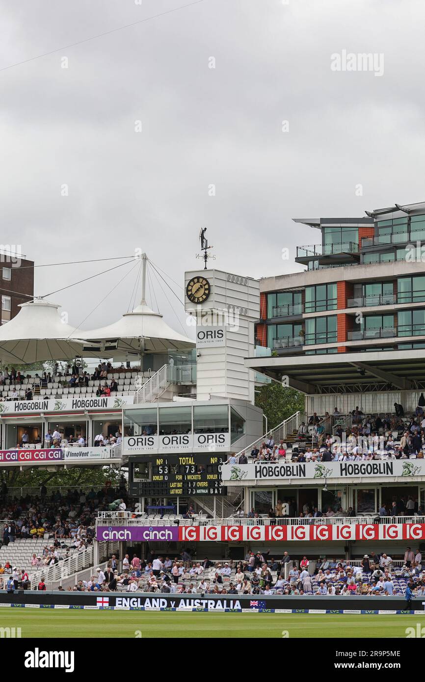 La torre dell'orologio dei Lords durante la LV= Insurance Ashes test Series secondo test Day 1 Inghilterra contro Australia presso Lords, Londra, Regno Unito, 28 giugno 2023 (foto di Mark Cosgrove/News Images) Foto Stock