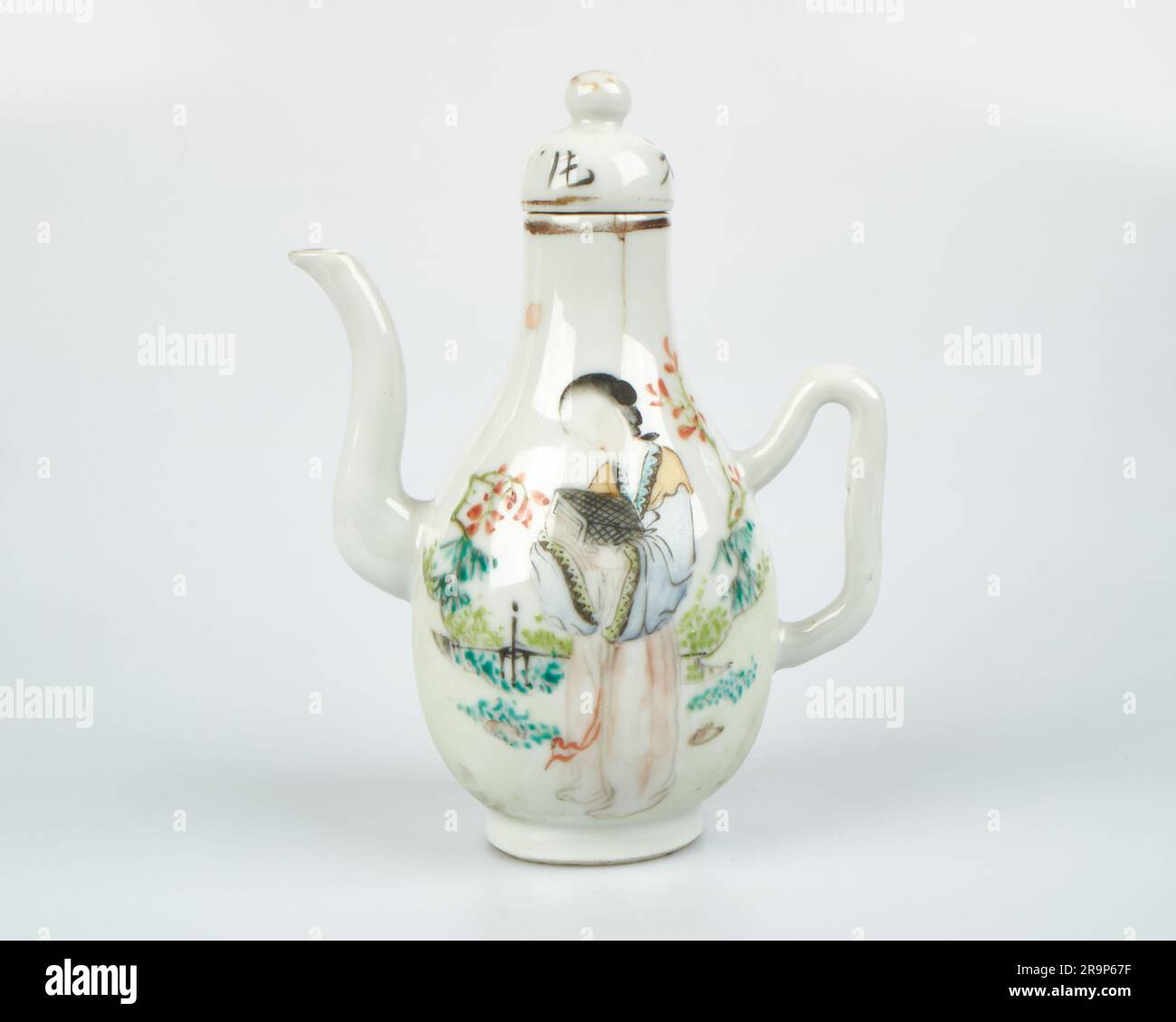 Antico mangiatore e coperchio in porcellana cinese Famille Rose Foto Stock