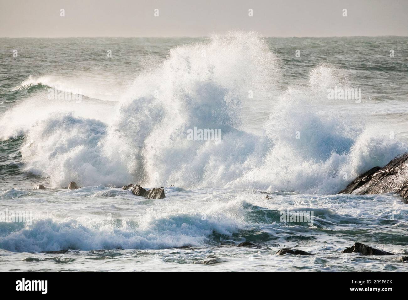 Mare tempestoso sulla costa bretone vicino a Brest, in Francia Foto Stock