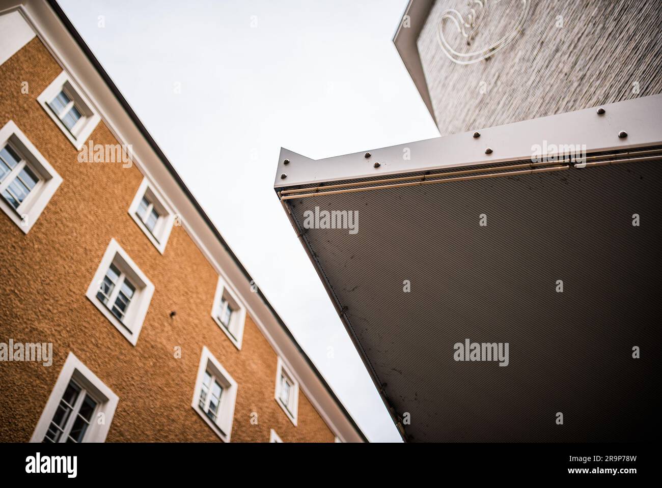 Tipico edificio architettonico a Salisburgo, Austria, edifici storici in stradine strette Foto Stock