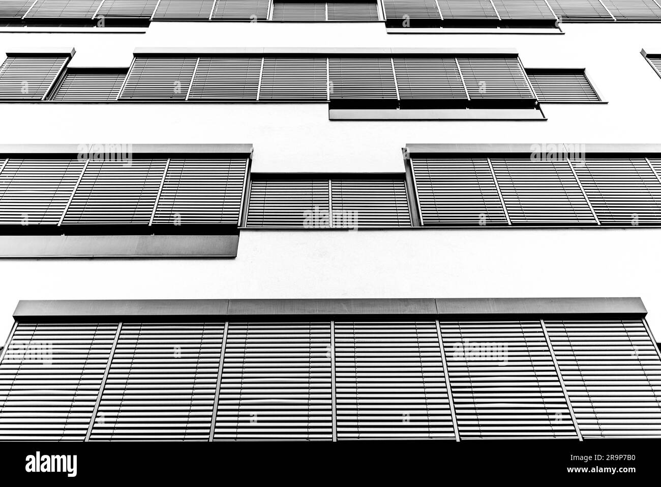 Edificio moderno a Vienna, design, architettura contemporanea, aspetto bianco e nero Foto Stock
