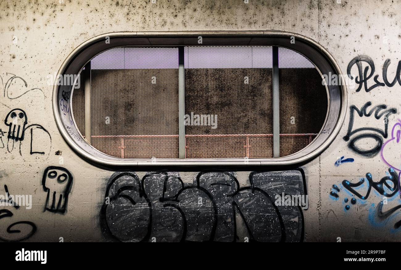 Guarda dalla finestra della stazione della metropolitana nel centro di Vienna Foto Stock