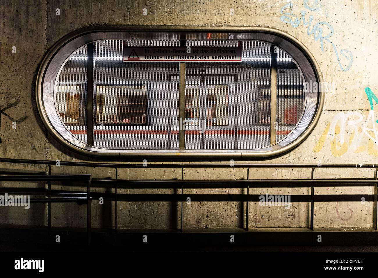 Guarda dalla finestra della stazione della metropolitana nel centro di Vienna Foto Stock