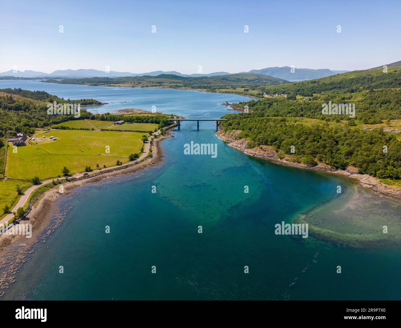 Foto aerea del Loch Creran in Scozia. Il lago ha splendide acque turchesi ed è circondato da verdi montagne. Foto Stock