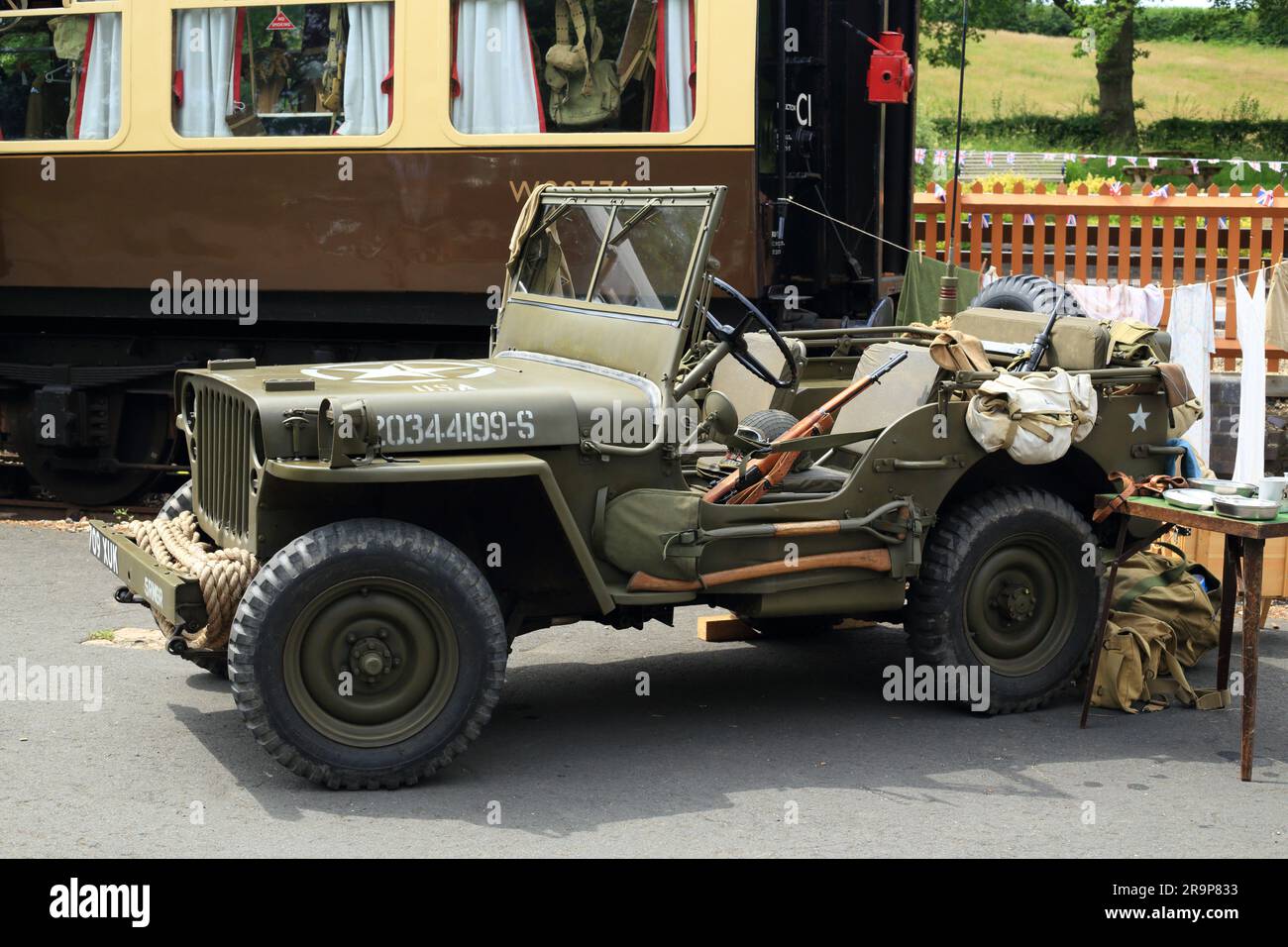 Una Jeep militare Hotchkiss del 1956 parcheggiò alla stazione di Arley sulla Severn Valley Railway. Foto Stock