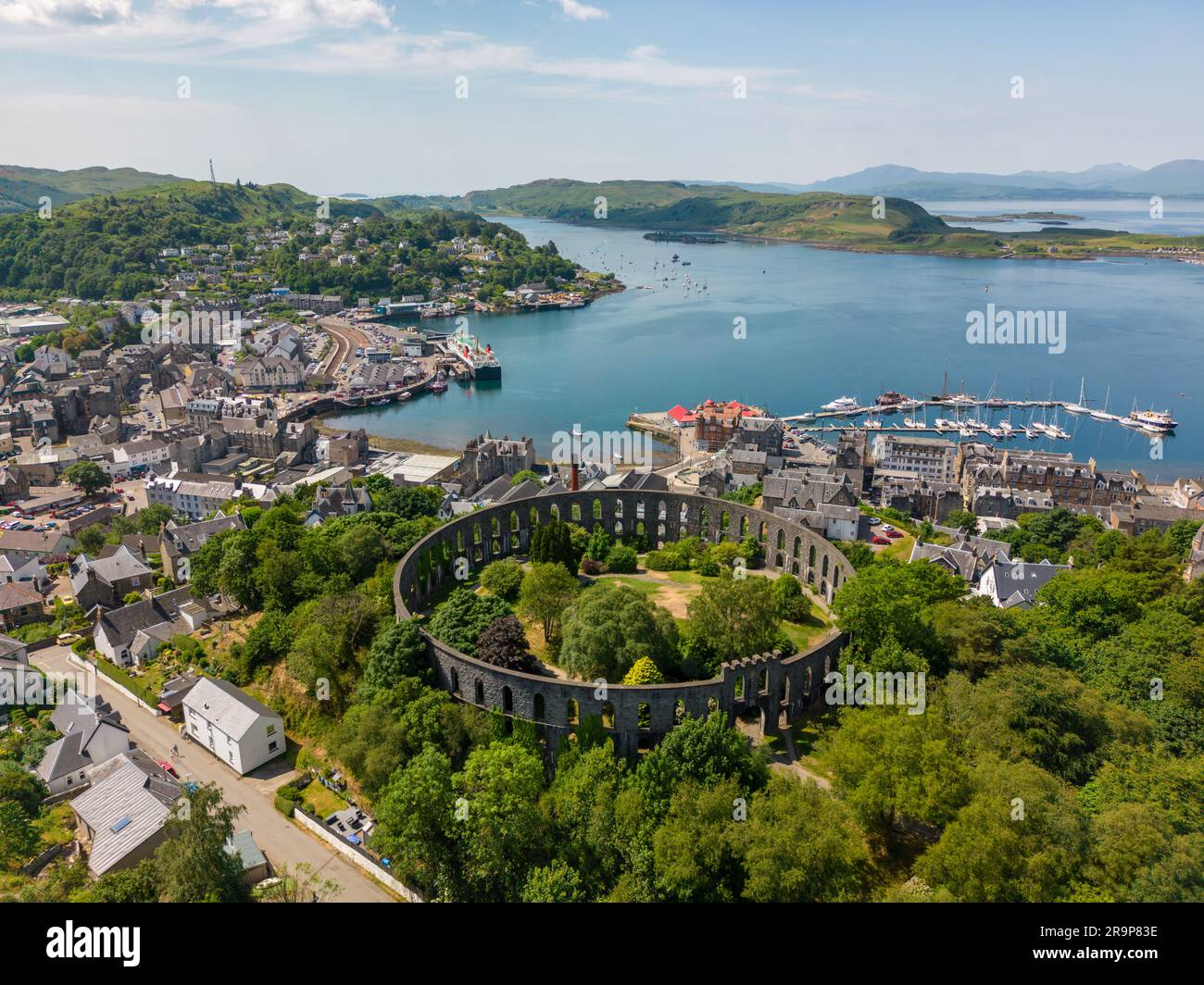 Una foto aerea con un drone della torre McCaig a Oban con una splendida vista sulla città e sulla baia Foto Stock