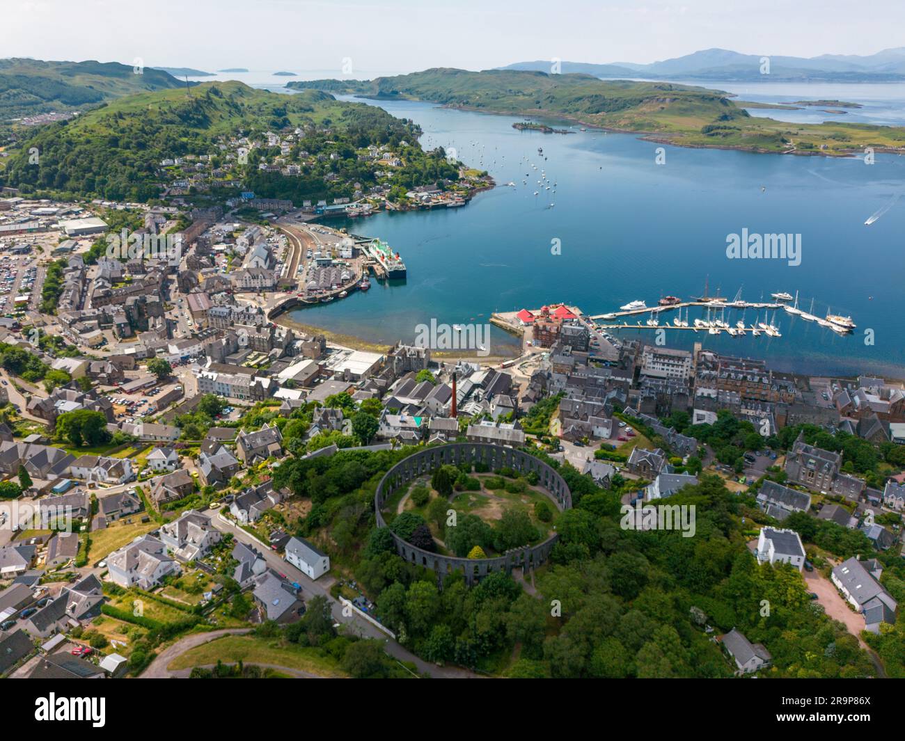 Una foto aerea con un drone della torre McCaig a Oban con una splendida vista sulla città e sulla baia Foto Stock