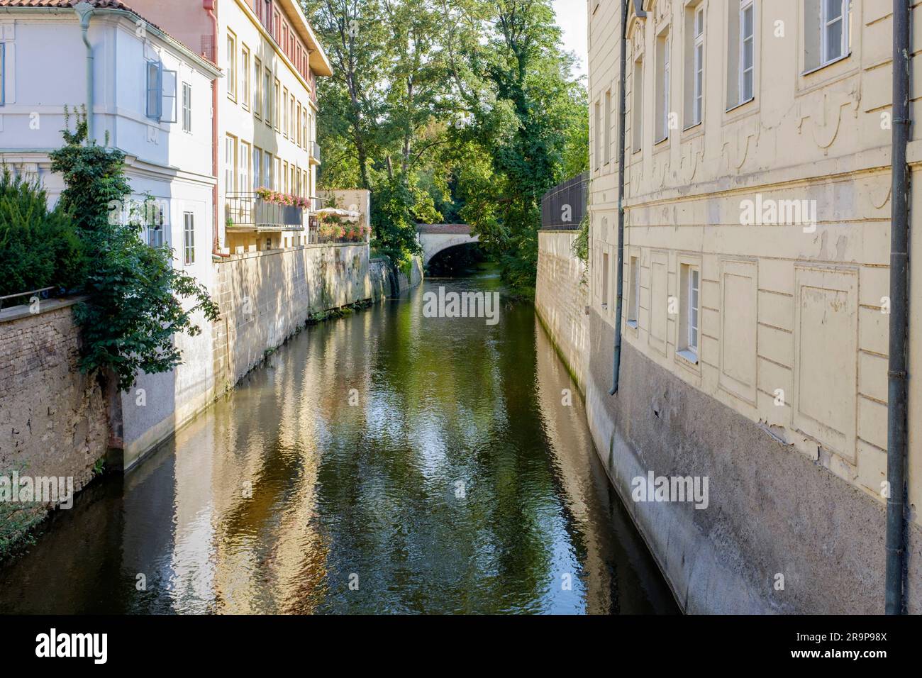 Un canale navigabile che attraversa Praga Foto Stock