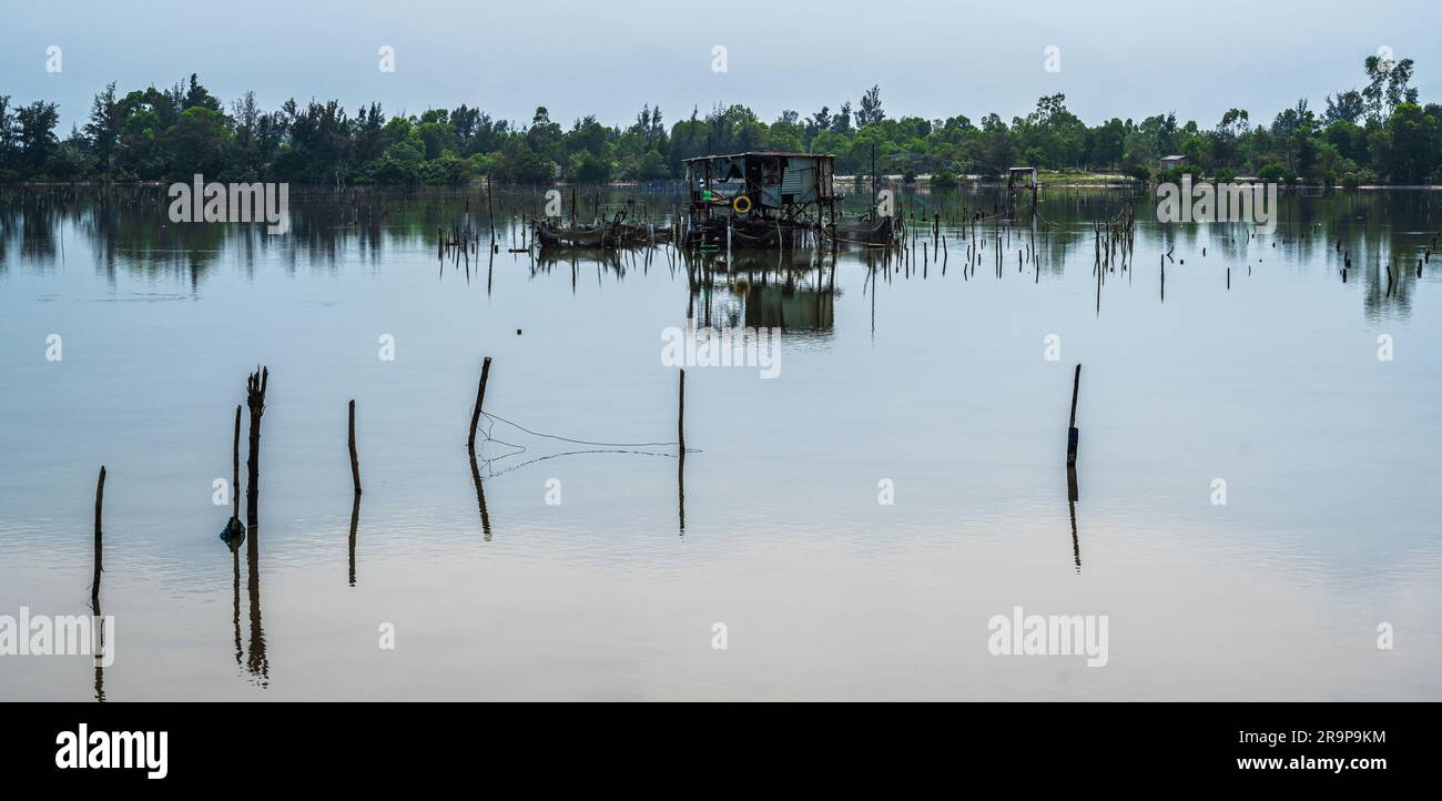 Foto che si affaccia su una laguna vietnamita al mattino. Foto Stock