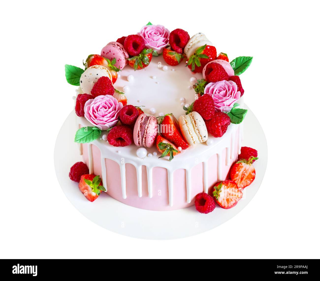 Dolce di compleanno con frutti di bosco, macaron e decorazioni floreali  isolate su sfondo bianco. Bella torta rosa decorata con macaron, lamponi, s  Foto stock - Alamy