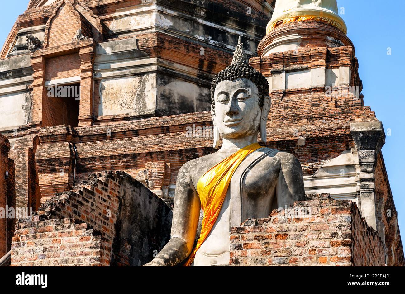 Grande statua del Buddha di fronte al tempio Wat Yai Chai Mongkol (o Mongkhon) nel Parco storico di Ayutthaya, provincia di Ayutthaya, Thailandia. Wat Yai Chai Mongk Foto Stock