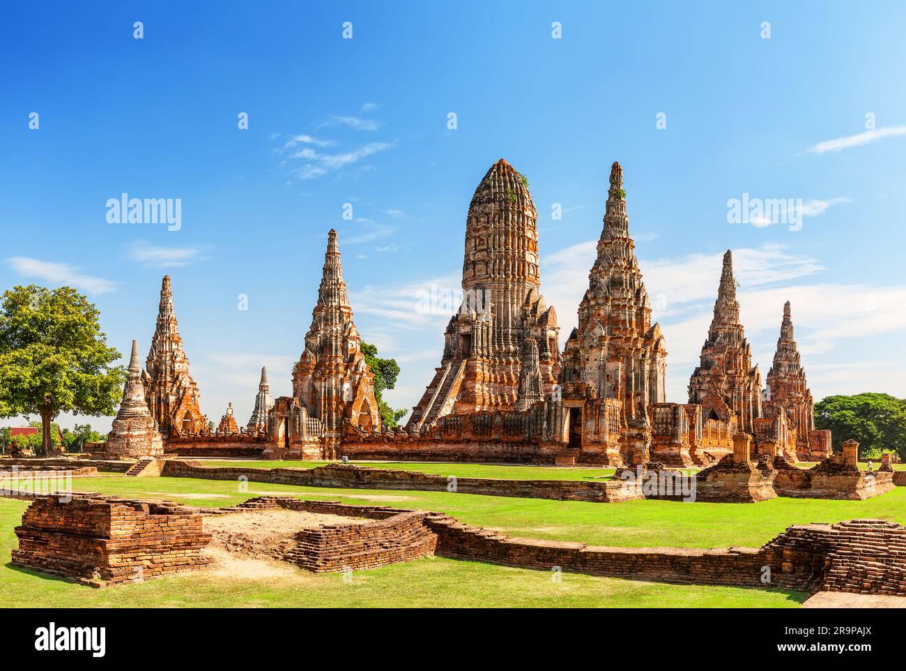 Pagoda presso il tempio di Wat Chaiwatthanaram è uno dei famosi templi di Ayutthaya, Thailandia. Tempio nel Parco storico di Ayutthaya, Ayutthaya, Thailandia. UNE Foto Stock