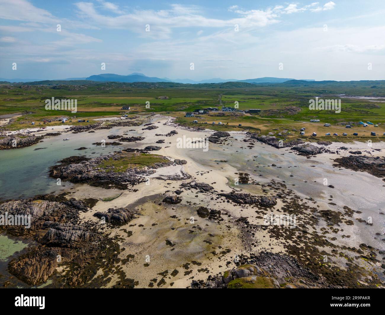 Foto aerea con drone della splendida costa dell'isola di Mull in Scozia Foto Stock