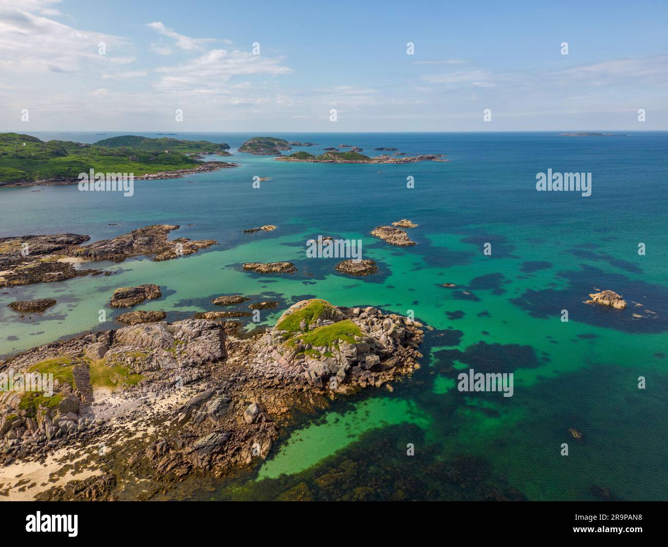 Foto aerea con drone della splendida costa dell'isola di Mull in Scozia Foto Stock