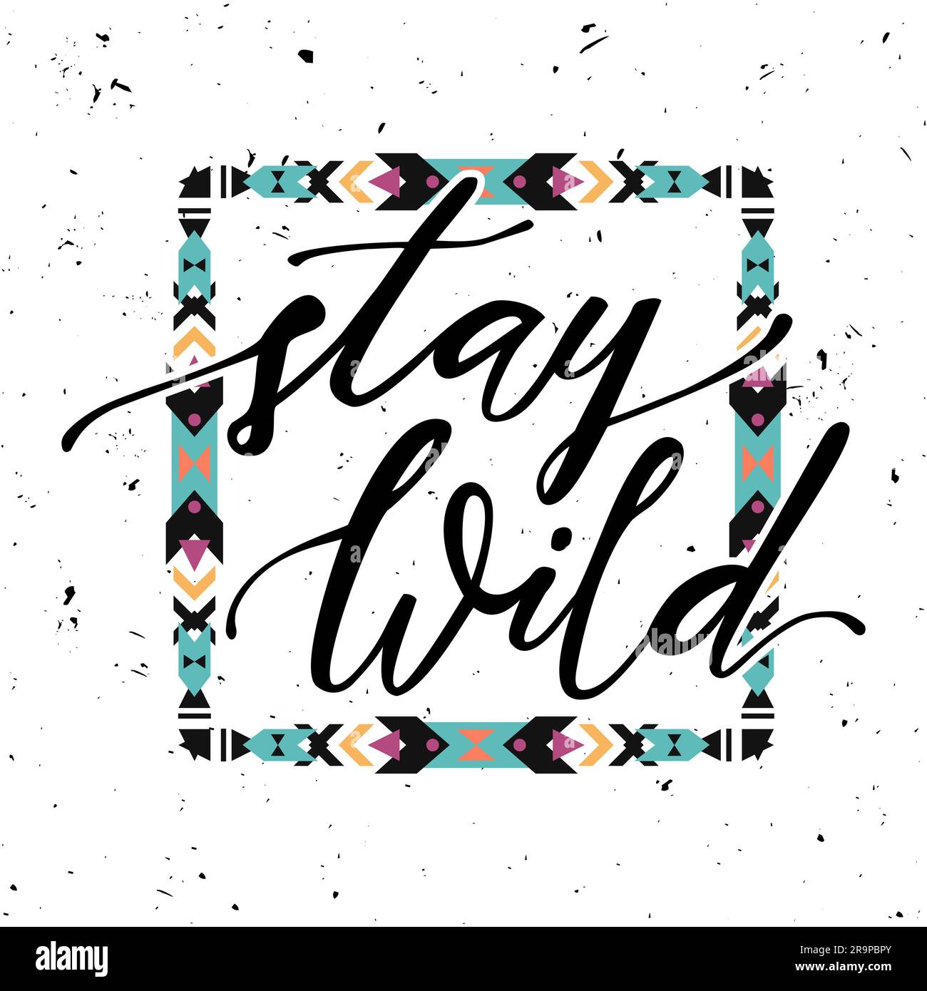 Illustrazione vettoriale con scritta "Stay Wild" disegnata a mano e cornice tribale. Poster etnico alla moda. Design calligrafico. Stile boho. Illustrazione Vettoriale