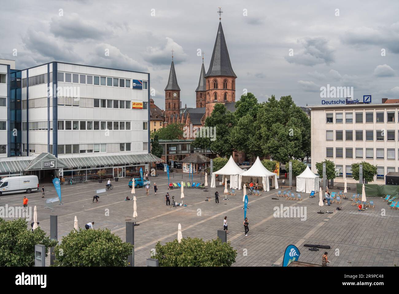 Kaiserslautern, Germania. 28 giugno 2023. Stiftsplatz il giorno 1 dell'evento 3D Street paining. Undici artisti internazionali provenienti da 6 paesi stanno trasformando la pavimentazione Stiftsplatz (piazza) in arte tridimensionale. La Street art 3D utilizza la prospettiva per creare illusioni ottiche dello spazio. I visitatori sono invitati a guardare tutti gli artisti al lavoro in tre giorni, da mercoledì alle 8:00 a venerdì alle 18:00. L'argomento di quest'anno è "digitalizzazione e Smart City". I dipinti raffigurano robot, dati o scenari cyberpunk. Credito: Gustav Zygmund/Alamy News Foto Stock