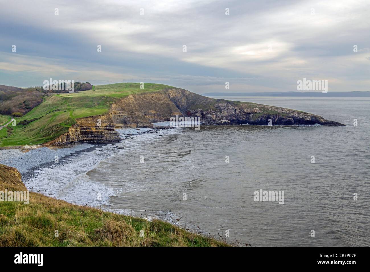 Guardando in basso su un High Tide a Dunraven Bay in una fredda e grigia mattinata di novembre nella vale of Glamorgan nel Galles del Sud Foto Stock