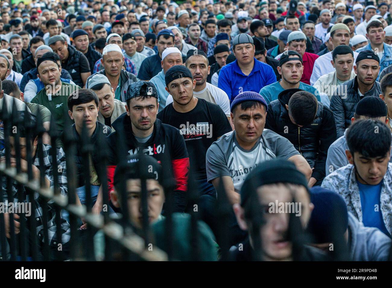 St Pietroburgo, Russia. 28 giugno 2023. I musulmani offrono le loro preghiere vicino a una moschea a Kronverksky Prospekt durante la celebrazione di Eid al-adh. EID al-Adha è una delle principali festività musulmane, che simboleggia la fine del digiuno, celebrata dai credenti di tutto il mondo. Credito: SOPA Images Limited/Alamy Live News Foto Stock