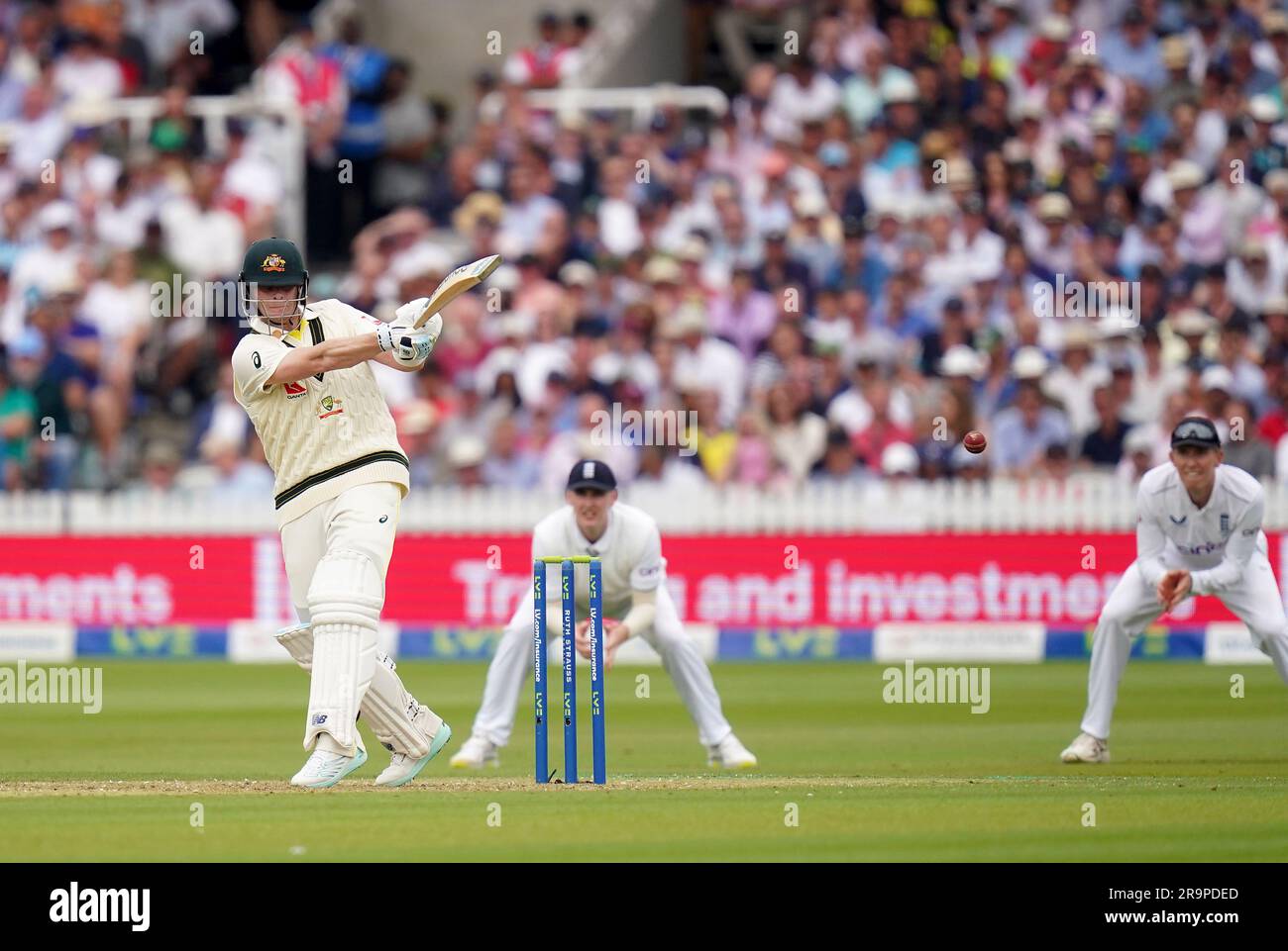 Steve Smith in battuta durante il primo giorno del secondo test match degli Ashes a Lord's, Londra. Data foto: Mercoledì 28 giugno 2023. Foto Stock