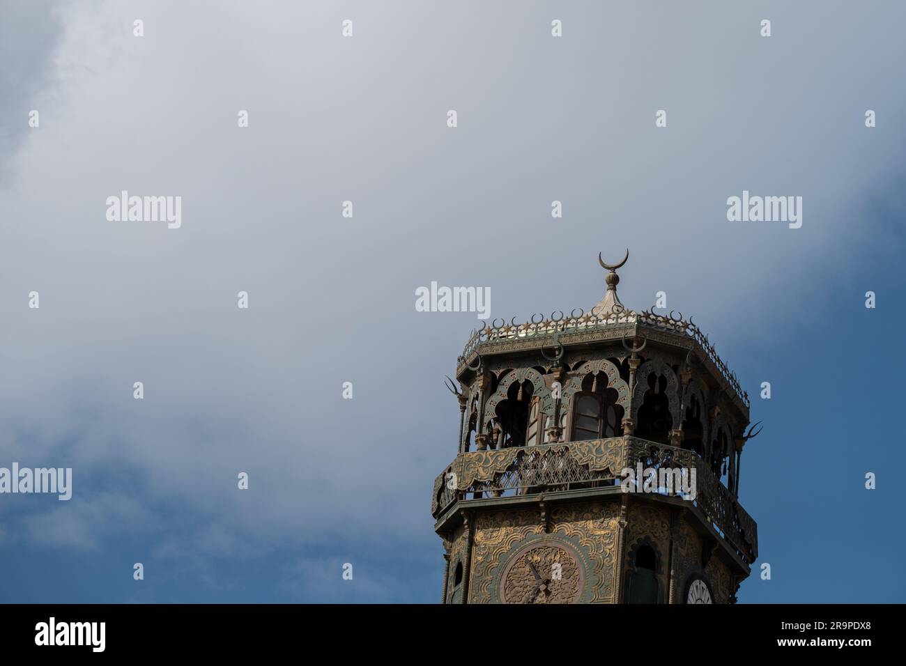 Minareto islamico in cima a una moschea Foto Stock