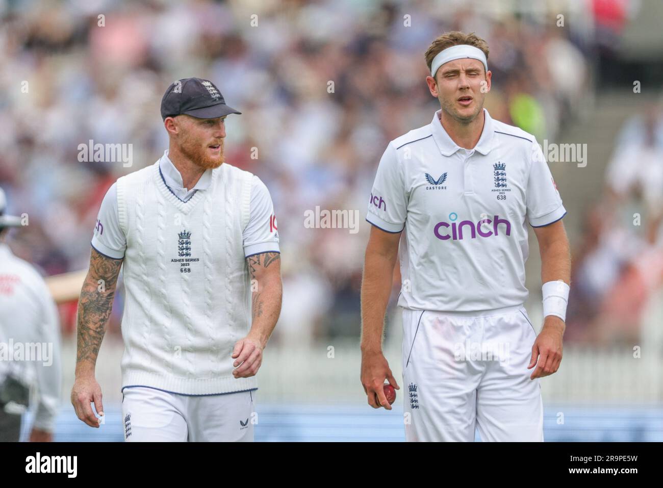 Londra, Regno Unito. 28 giugno 2023. Ben Stokes dell'Inghilterra parla a Stuart Broad of England durante il LV= Insurance Ashes test Series Second test Day 1 England V Australia al Lords, Londra, Regno Unito, 28 giugno 2023 (foto di Mark Cosgrove/News Images) a Londra, Regno Unito il 28/6/2023. (Foto di Mark Cosgrove/News Images/Sipa USA) credito: SIPA USA/Alamy Live News Foto Stock