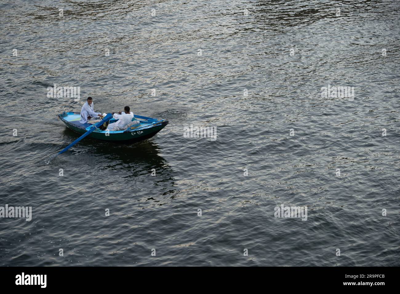 Cairo, Egitto - 1-2-2023: Venditore di barche egiziano che canta sul Nilo Foto Stock