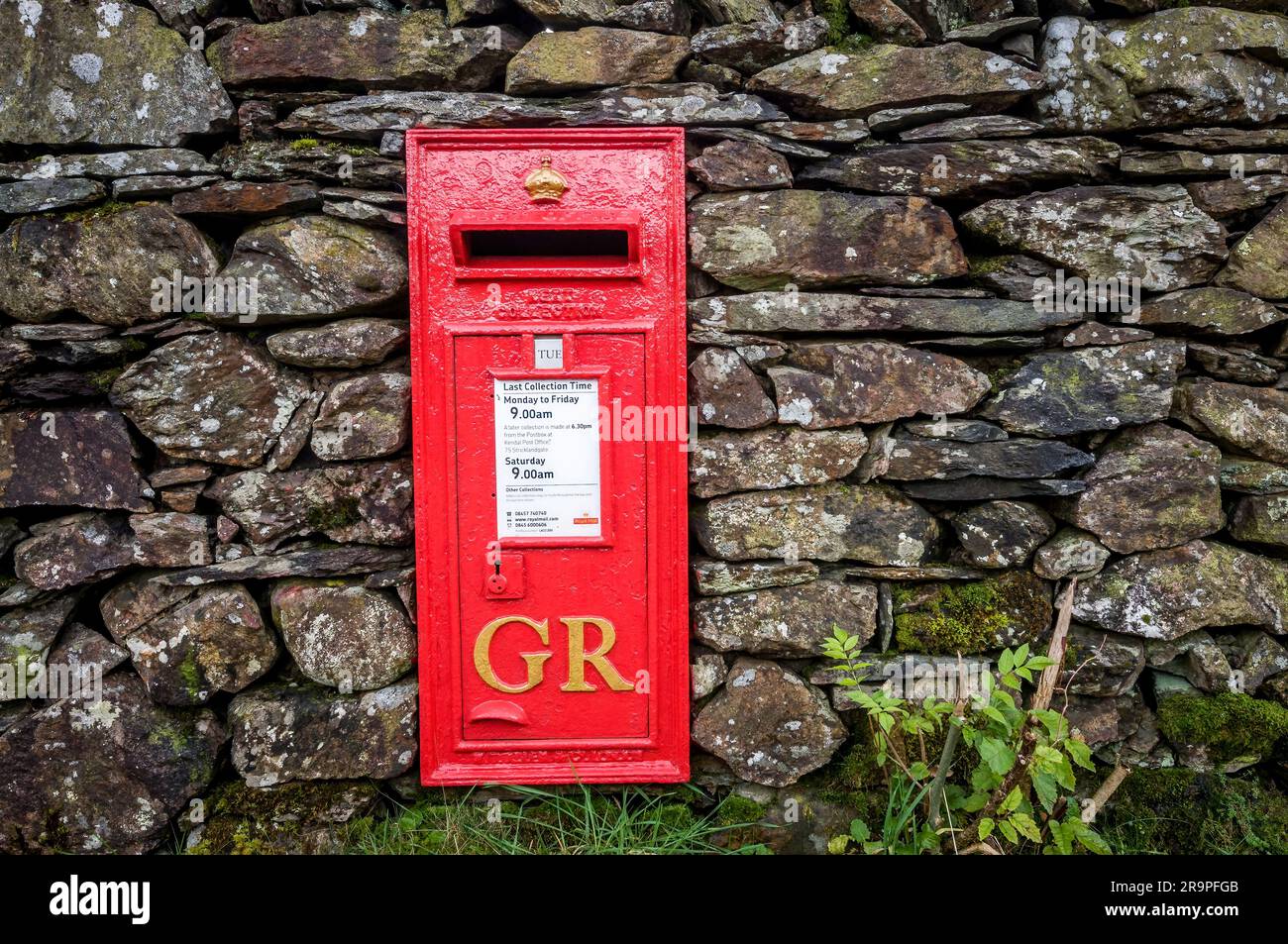 Old GR Red post box, Loughrigg, Kendal, Cumbria, Lake District, Inghilterra, REGNO UNITO Foto Stock